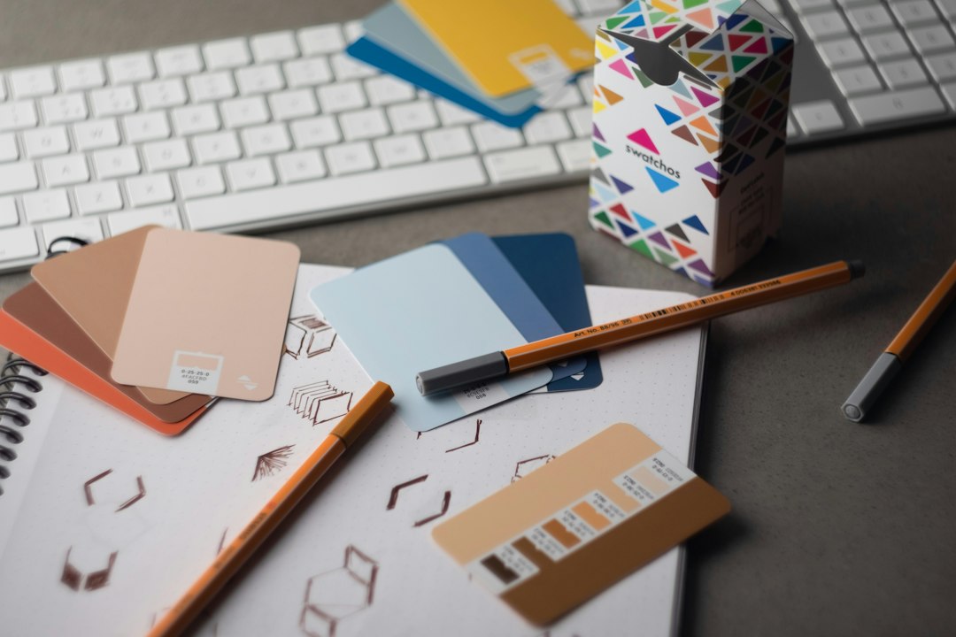 Bureau de graphiste avec nuancier de couleurs