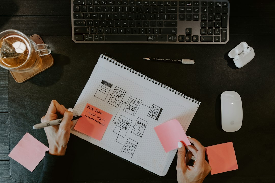 Graphiste au travail sur un projet de communication